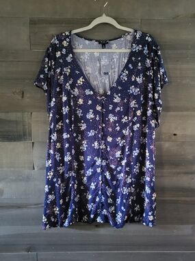 Torrid Saturated Floral V-Neck Button Front Women's Top - Navy Size 5X NWOT